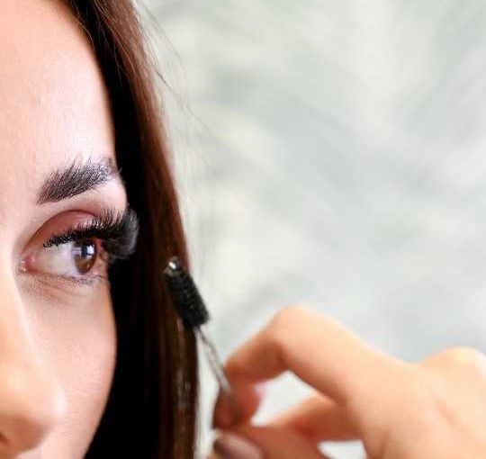 Korean Lash Lift je napredna tehnika vihanja trepalnic, ki poskrbi za še več dviga, definicije in globlji učinek kot klasičen lash lift. V salonu Eunoia v Sežani in Postojni z nežnim postopkom poudarimo tvoje naravne trepalnice, od korena do konic, da je pogled bolj odprt, trepalnice pa ostanejo prožne in negovane – brez podaljškov in grudaste maskare.