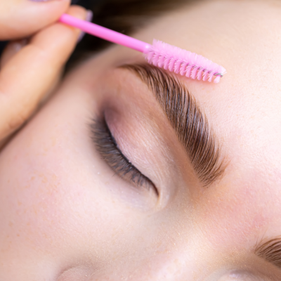 Laminacija obrvi v salonu Eunoia v Sežani in Postojni – popolno počesane, zapolnjene in naravno poudarjene obrvi, ki ostanejo v obliki več tednov.